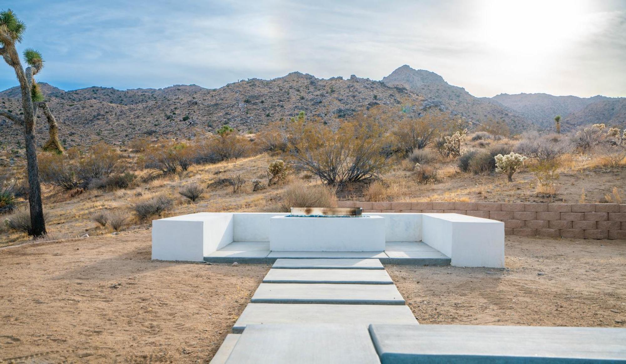 Experience Desert Serenity Gateway To Джошуа Три Екстериор снимка